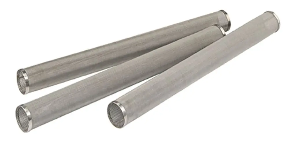 Drei Ersatzfilterkerzen aus Edelstahl mit feinem Drahtgeflecht, geeignet für Wasserfiltration. Produkt von Grünbeck, funktionales Design.